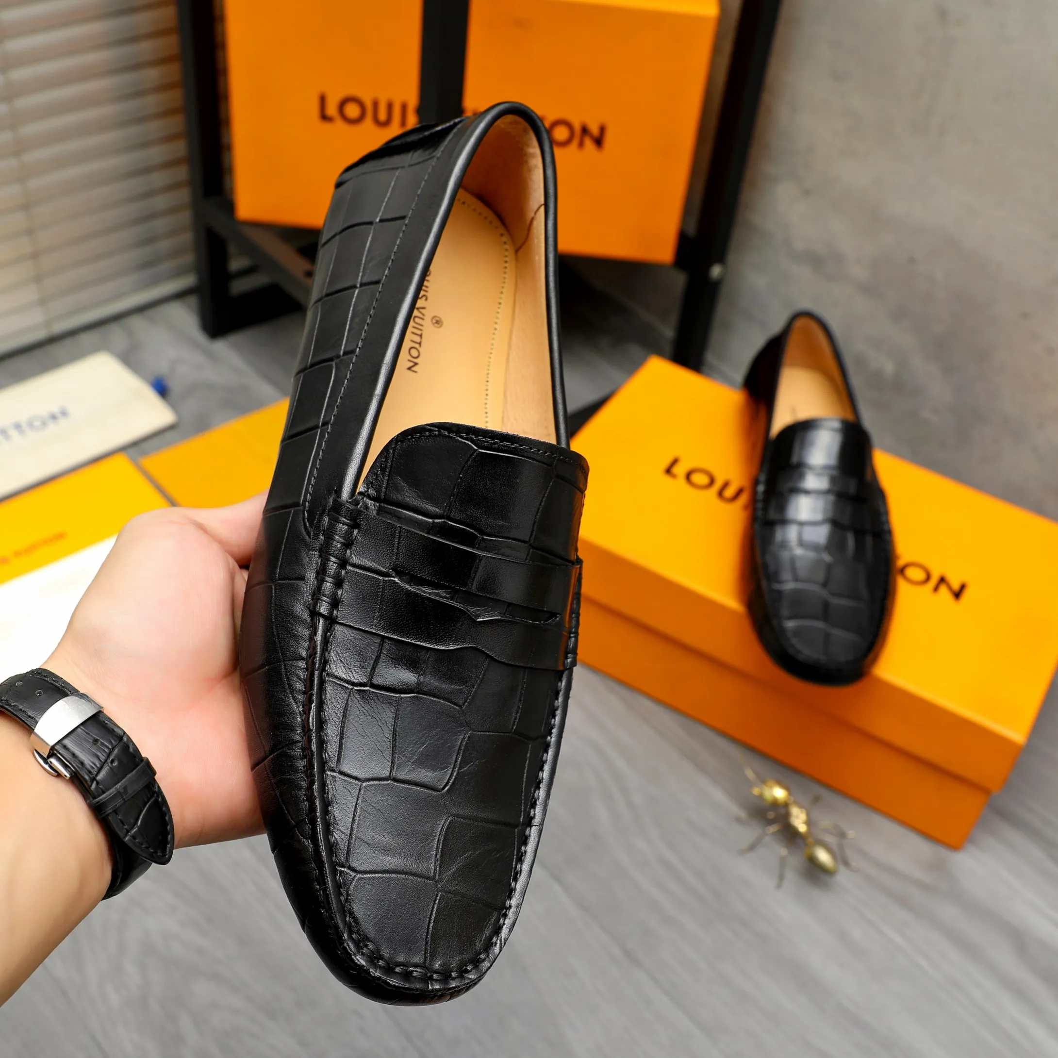 Men's shoes 💰380 Product trademark: LV "Louis Vuitton" casual slip-on shoes Regular size: 38-45 (45 is custom-made and non-returnable) Product materials: Selected stone pattern embossed cowhide upper, pigskin lining, rubber outsole